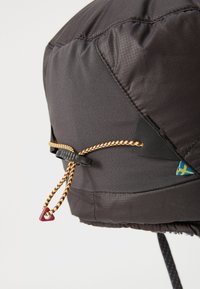 Casque noir avec une surface texturée, doté d'un régulateur en plastique avec cordon tressé et accents rouges et jaunes contrastants. Détail du drapeau suédois.