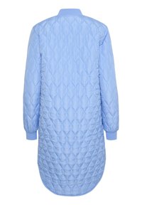 Vaaleansininen tikattu pitkä takki, jossa on timantinmuotoinen kuvio, resorireunukset ja pyöristetty helma. Valmistettu sileästä, kiiltävästä kankaasta, jossa on kaulus.