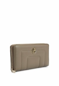 Beige leren portemonnee met een geblokte ontwerp, gouden hardware accenten, ritssluiting en ingedeukte logo. Soepele textuur en rechthoekige vorm.