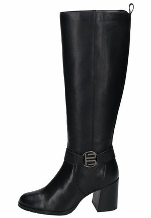 Botte en cuir noir hauteur genou avec un bout carré, un talon bloc et une boucle décorative au niveau de la cheville. Texture lisse et détails de couture minimalistes.