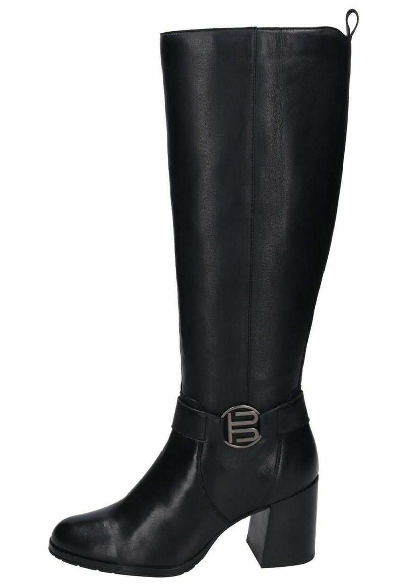 Botte en cuir noir hauteur genou avec un bout carré, un talon bloc et une boucle décorative au niveau de la cheville. Texture lisse et détails de couture minimalistes.