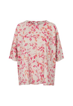 Halenka s krátkými rukávy z lehké látky s květinovým vzorem v odstínech růžové a oranžové na béžovém pozadí, s detailem výstřihu ve tvaru klíčové dírky.