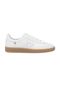 Baskets en cuir blanc avec une texture lisse, bout rond et semelle en caoutchouc tan contrastante. Présente un design de logo subtil sur le côté.