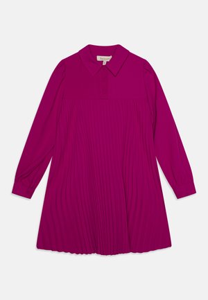 Vestido fucsia con mangas largas, cuello abotonado y pliegues verticales. Hecho de una tela suave, con un dobladillo redondeado y puños elásticos.