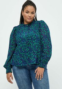 Blusa floreale con motivi blu e verdi, caratterizzata da maniche lunghe e un collo arricciato. Tessuto leggero e testurizzato con una vestibilità ampia.