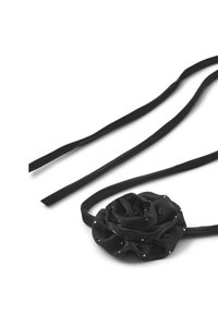 Fascia nera in tessuto con design a rosa caratterizzato da petali a strati e abbellita con piccole pietre luccicanti, attaccata a due sottili nastri neri.