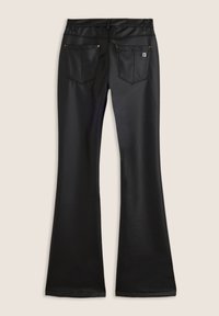 Pantaloni neri a zampa d'elefante in materiale sintetico lucido, con due tasche posteriori con cuciture sottili e senza hardware visibile.