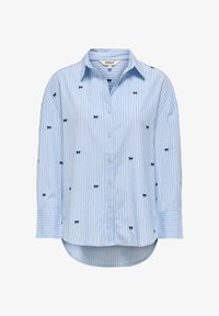 Camisa de botones azul claro con rayas blancas y azules, que presenta un pequeño bordado de lazo negro en todo su diseño y un dobladillo curvado.