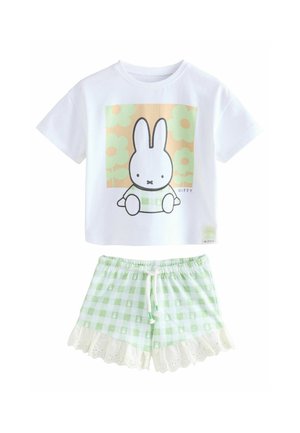 Bijela majica s grafikom zeca Miffy i pastelnom cvjetnom pozadinom, u kombinaciji s kratkim hlačama u zelenoj kariranoj uzorku s čipkastim obrubom i elastičnom trakicom za struk.