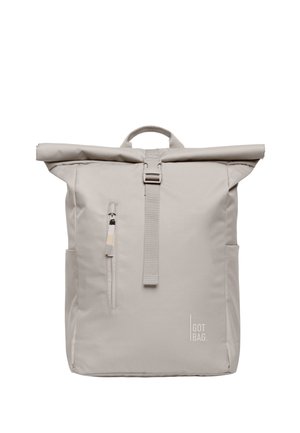 Sac à dos roll-top beige avec une poche zippée, une sangle ajustable et un logo. Fabriqué en tissu durable, avec un design minimaliste et une poignée robuste.