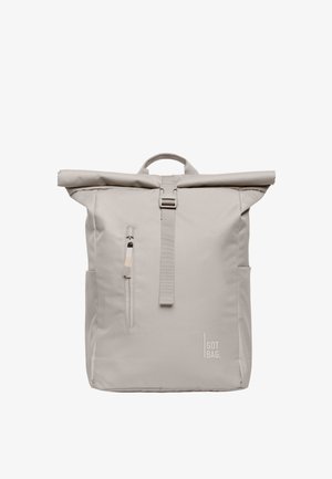 Zaino roll-top beige con tasca con zip, cinturino regolabile e logo. Realizzato in tessuto resistente, con un design minimalista e maniglia robusta.