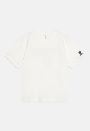 Λευκό βαμβακερό μπλουζάκι με κοντό μανίκι, σχέδιο με στρογγυλή λαιμόκοψη, με μαύρο γραφικό σημάδι ειρήνης στο αριστερό μανίκι.