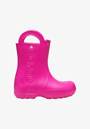 Botte de pluie en caoutchouc rose avec un bout arrondi, semelle texturée, logo en relief et une encoche de poignée pour un enfilage facile. Fini lisse et brillant.