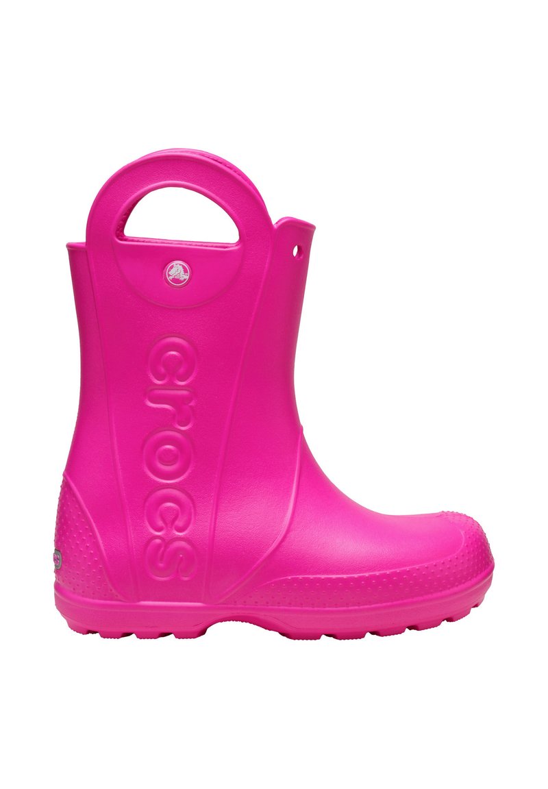 Botte de pluie en caoutchouc rose avec un bout arrondi, semelle texturée, logo en relief et une encoche de poignée pour un enfilage facile. Fini lisse et brillant.