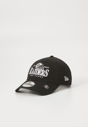 Boné de algodão preto estilo baseball com tirante ajustável, apresentando o logótipo bordado "Raiders Las Vegas" em branco e uma viseira curvada.
