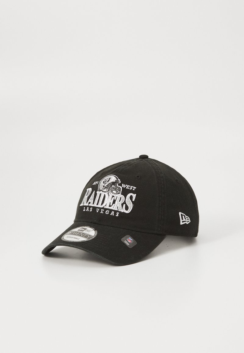 Juodas medvilnės beisbolo kepuraitė su reguliuojamu dirželiu, puošta siuvinėtu „Raiders Las Vegas“ logotipu baltos spalvos ir lenktu vizoru.
