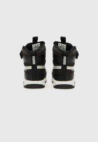 Sneakers alte nere in pelle sintetica e tessuto, con accenti bianchi, collo imbottito e suola in gomma spessa.