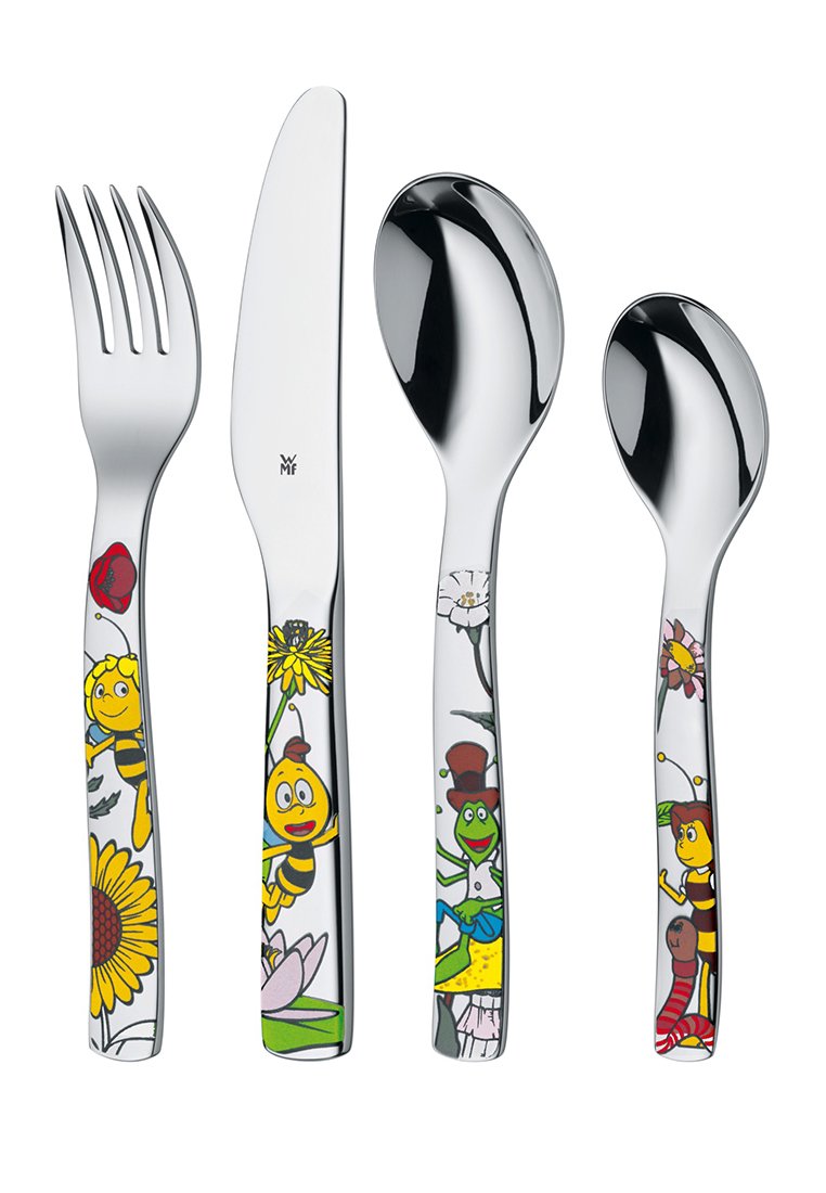 Tenedor, cuchillo, cucharas grande y pequeña con diseños coloridos de insectos y flores de dibujos animados en los mangos, dispuestos uno al lado del otro sobre un fondo blanco.