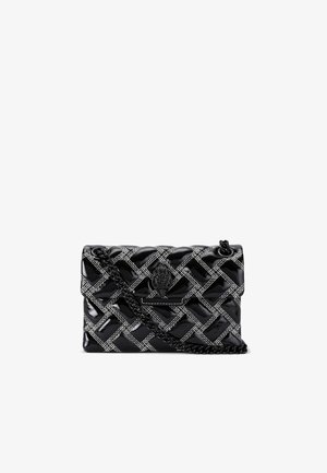 Borsa nera trapuntata con finitura lucida, caratterizzata da un motivo intrecciato bianco e una tracolla a catena. Include un accento del logo sul davanti.