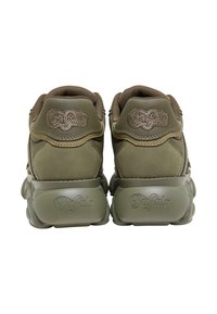 Olivgrüne Sneakers mit strukturiertem Obermaterial, gepolstertem Schaft und dicker Gummisohle; geprägtes Logo an der Ferse.