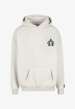 Pilkas sukapotas džemperis su priekinėmis kišenėmis, kairėje krūtinės pusėje turi juodą logotipo dizainą. Minkšta tekstūra, gumbuotas rankogaliai ir apačia.