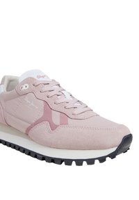 Sneaker atletico rosa realizzato in suede e mesh, con lacci bianchi, accenti del logo e suola in gomma nera testurizzata.