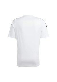 T-shirt blanc de sport à manches courtes avec un col rond. Accents noirs sur les épaules. Tissu lisse et léger avec une coupe ajustée.