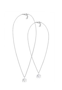 Silverfärgade metallhalsband med tunna kedjor, där varje halsband har en liten, detaljerad elefantberlock, uppställda i en symmetrisk arrangemang.