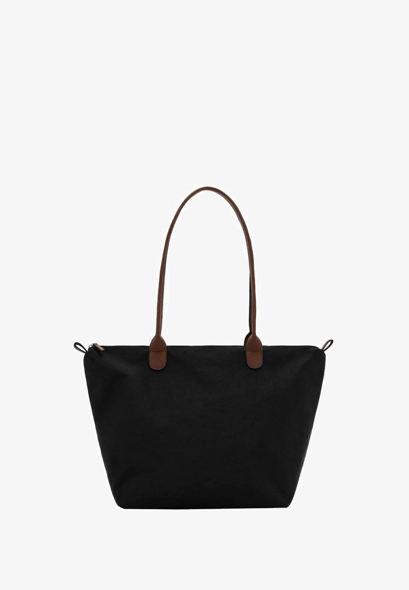 Zwarte canvas boodschappentas met bruine leren handvatten. Beschikt over een ruime indeling met een ritssluiting en ronde hoeken, wat zorgt voor een moderne uitstraling.