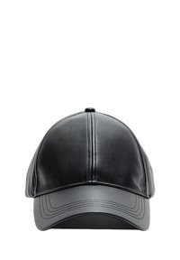 Schwarze Lederkappe mit abgerundetem Oberteil, sechsteiligem Design und gebogenem Schirm. Sichtbare Nähte entlang der Nähte und eine glatte Textur.