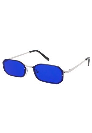 Occhiali da sole ottagonali blu con montatura in metallo argentato e punte delle astine in plastica nera. Caratterizzati da lenti spesse di colore blu.