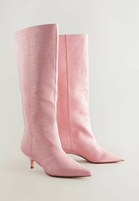 Botas de cuero rosa hasta la rodilla con un acabado texturizado, punteras puntiagudas y pequeños tacones tipo kitten. Superficie suave con sutiles líneas horizontales.