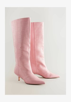 Rózsaszín bőr, térdig érő csizmák texturált felülettel, hegyes orral és kis macskaként álló sarokkal. Simább felület finom vízszintes vonalakkal.