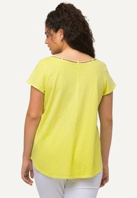 Ulla Popken T-shirt basic - yellow-mottled