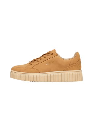 Lage beige sneaker met dikke beige rubberen zool en veterluiting, zijaanzicht tegen een witte achtergrond.