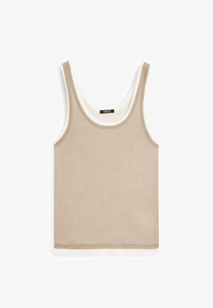 Beige tanktop met een gladde textuur, voorzien van dunne banden en een contrasterende witte afwerking langs de halslijn en de zoom.