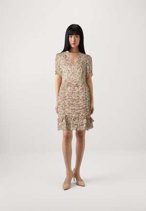 Robe florale à manches courtes, décolleté en V, détails froncés et ourlet volanté. Tissu beige clair orné de fleurs roses, bleues et vertes.