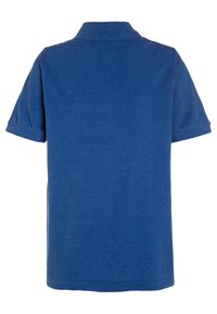 Modrá polo košile s krátkým rukávem, texturovaná bavlněná tkanina, žebrovaný límec a postranní rozparky na lemu. Jednoduchý design bez zdobení.