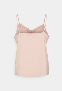 Top a canottiera in rosa chiaro con rifiniture in pizzo, caratterizzato da spalline sottili regolabili e una texture morbida e liscia. Design semplice e aderente.