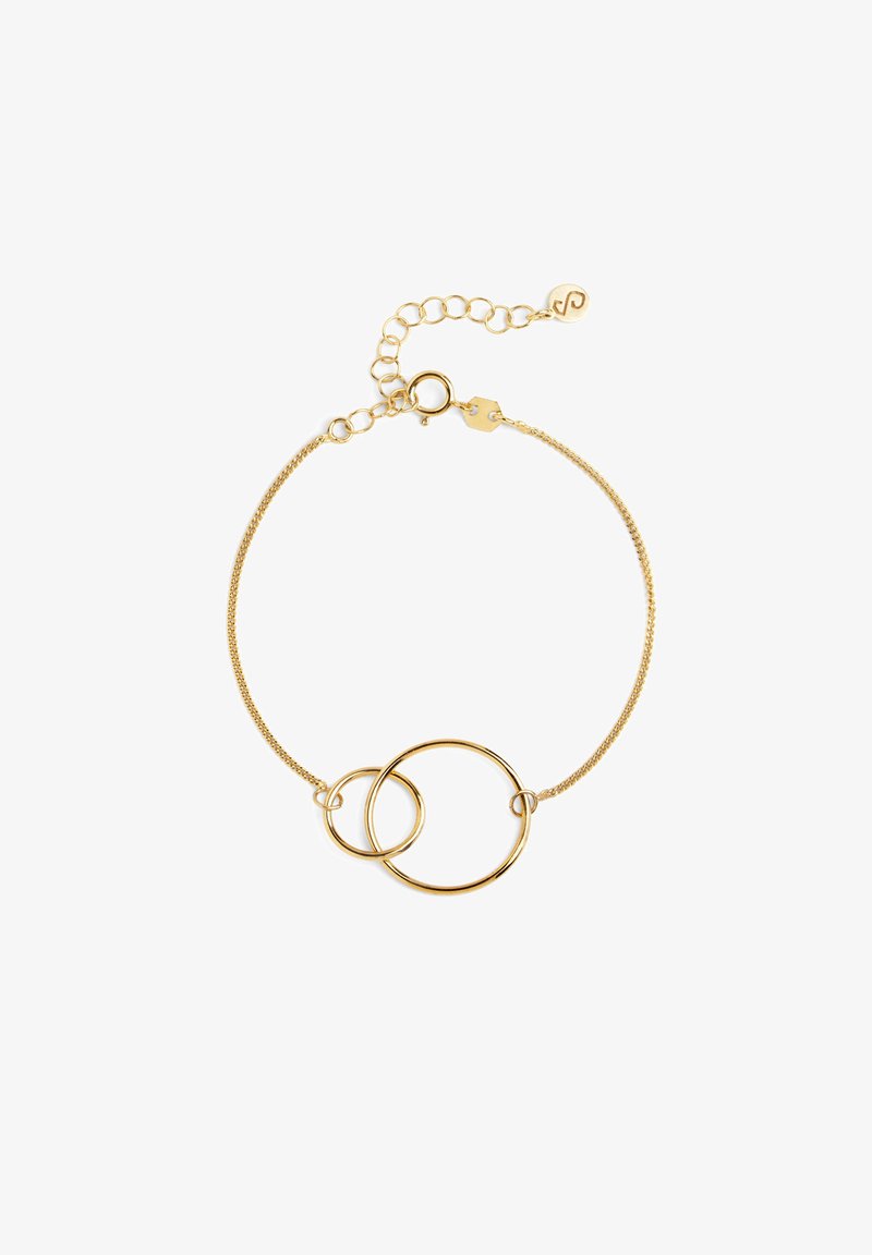 Delikatna złota bransoletka z dwoma splecionymi pierścieniami o okrągłym kształcie oraz regulowanym zapięciem z łańcuszka na białym tle.