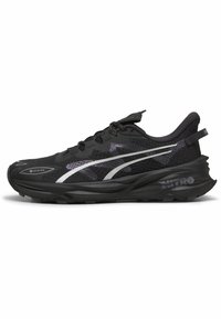 Zwarte hardloopschoenen met een gestructureerde bovenkant, zilveren accenten en een GORE-TEX-label. Bevat een gevoerde zool en een slank profielontwerp.