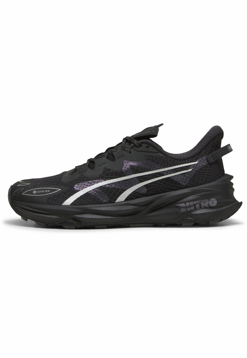 Baskets de course noires avec un dessus texturé, des accents argentés et une étiquette GORE-TEX. Elles disposent d'une semelle rembourrée et d'un design profilé élégant.
