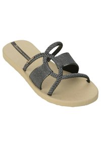 Sandal in gomma nera con cinturini intrecciati, suola texturizzata e sottopiede beige solido. Presenta un dettaglio lucido e liscio sui cinturini.