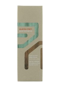 Packaging cuadrado en beige con una franja diagonal verde. Presenta la marca Aveda, una descripción de aftershave de acción dual y texturas terrosas.