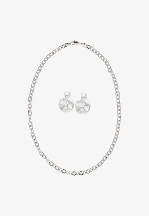 Colier din lanț argintiu cu verigi îmbinate, alături de cercei cu ținte circulare și texturate, în ton argintiu asortat.