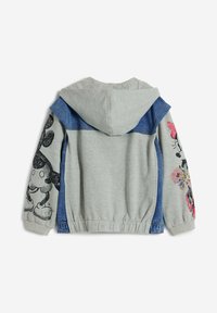 Světle šedá mikina s kapucí a denimovými akcenty, s černými a růžovými grafikami kreslených postaviček na rukávech a přiléhavým pass. 