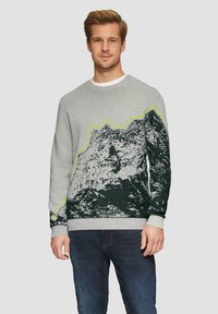 Pull gris avec un motif de montagne en noir et des accents verts lumineux. Coupe regular, poignets côtelés et encolure ronde.
