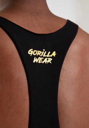 Schwarzes Sport-Tanktop mit Rundrücken und goldfarbenem "GORILLA WEAR"-Logo. Das Material ist glatt und hat eine leicht dehnbare Textur.