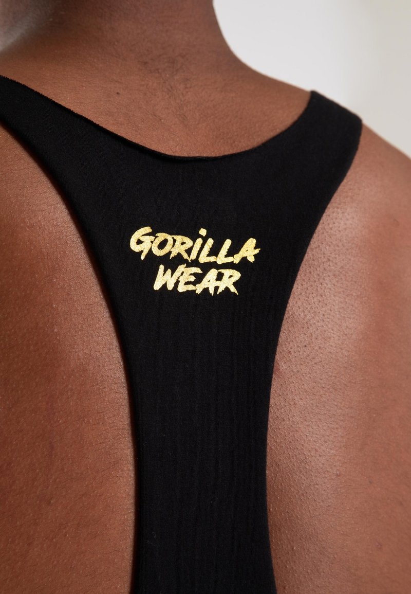 Zwarte sporttanktop met een scoop rug en gouden "GORILLA WEAR" logo. Het materiaal is glad en de textuur lijkt iets rekbaar.