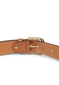 Bruine leren riem met een gladde textuur, gouden hardware met een gesp met een gekarteld ontwerp, en een contrast tussen donkere en lichte tinten.